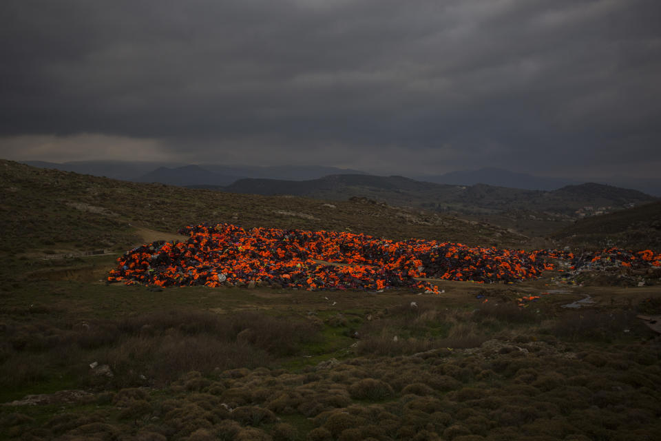 ARCHIVO - Montones de chalecos salvavidas utilizados por migrantes y refugiados para cruzar el mar Egeo desde la costa turca se ven amontonados en la isla nororiental griega de Lesbos, el miércoles 16 de diciembre de 2015. La agencia de Naciones Unidas para la migración ha documentado la muerte de 63.000 migrantes en todo el mundo durante la última década. Más de dos tercios de las víctimas siguen sin identificar. (AP Foto/Santi Palacios, Archivo)