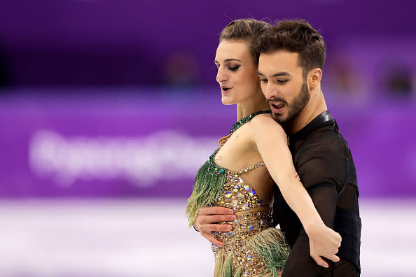 Ebenfalls für Aufmerksamkeit sorgten die Franzosen Gabriella Papadakis & Guillaume Cizeron. Papadakis ruschte der Busen heraus – sie tanzte selbstbewusst zu Ende.