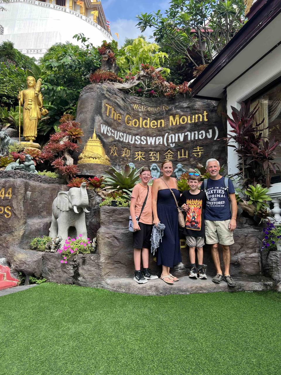 丽莎·坦南特和家人在曼谷。  （提供）