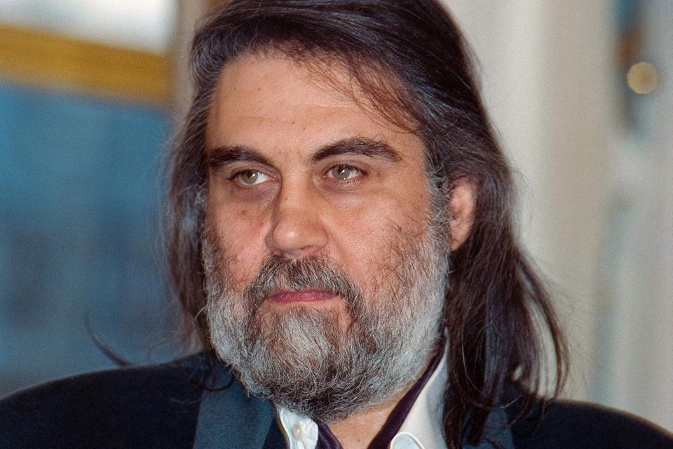 A picture taken on October 20, 1992 shows Greek musician and composer Vangelis Papathanassiou, known as Vangelis, posing at the French Culture Ministry after receiving a decoration. - Vangelis, the Greek composer of soundtracks for "Blade Runner" and "Chariots of Fire" has died aged 79, Prime Minister Kyriakos Mitsotakis said on May 19, 2022. "Vangelis Papathanassiou is no longer with us," the prime minister tweeted. "The world of music has lost the international (artist) Vangelis." (Photo by Georges BENDRIHEM / AFP) (Photo by GEORGES BENDRIHEM/AFP via Getty Images)