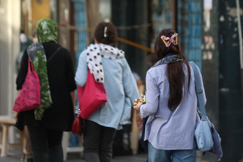 2023年7月16日，伊朗首都德黑蘭街頭，仍可看見沒戴頭巾的女性。路透社