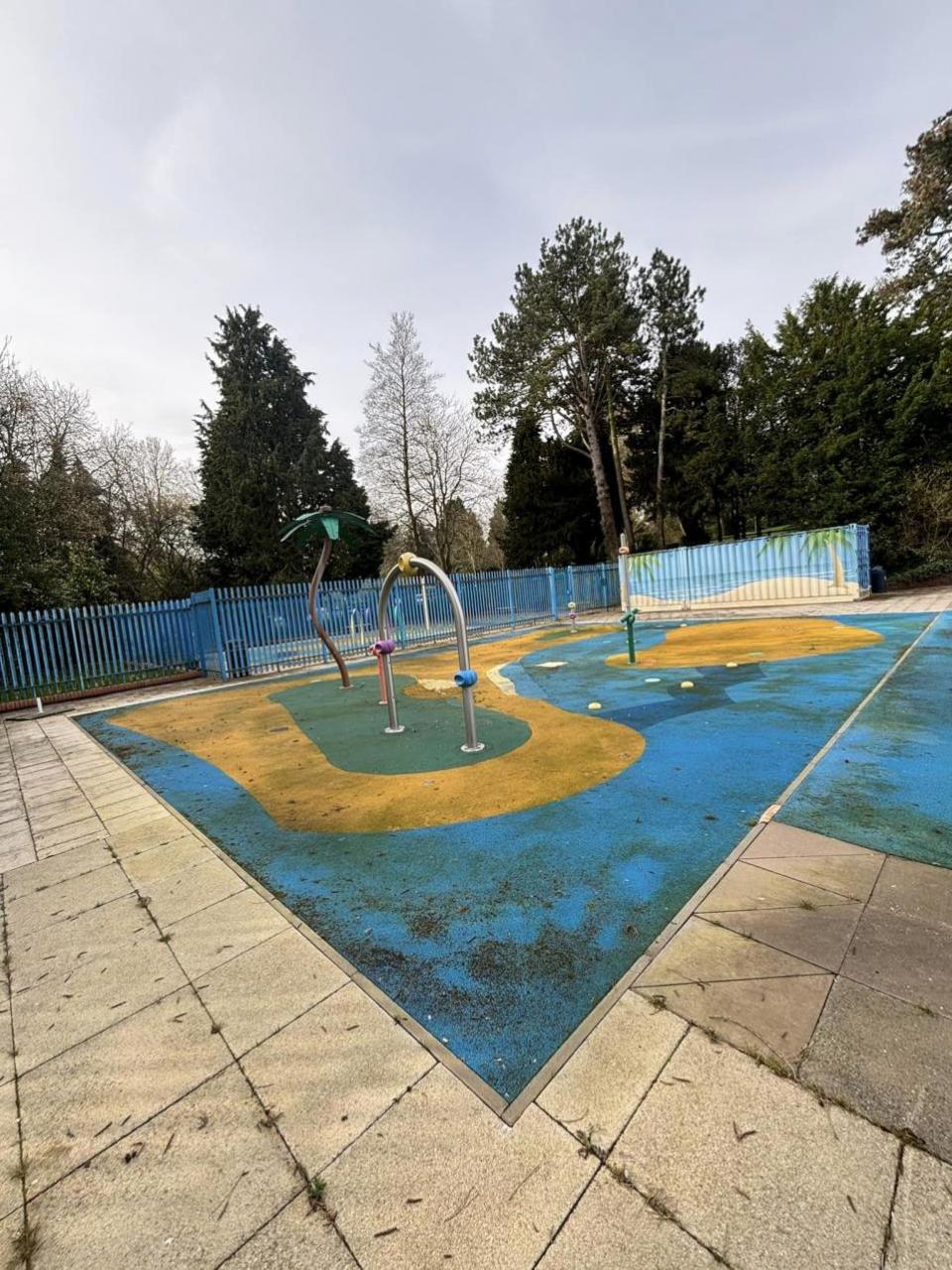 Worcester News: The Droitwich Lido before its jet cleaning.