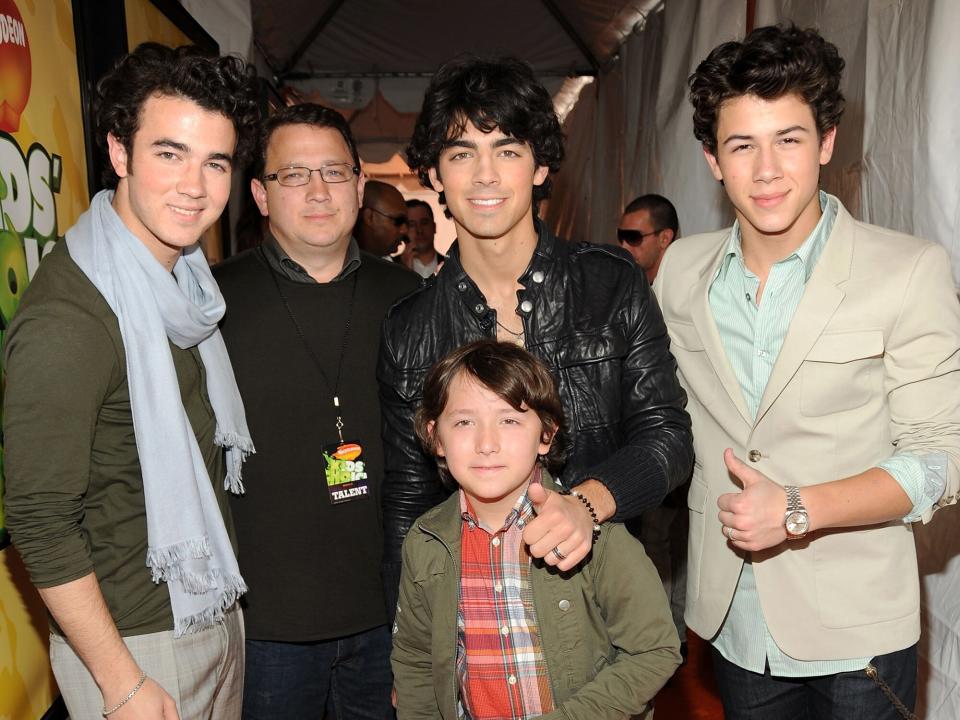 Kevin Jonas, Joe Jonas and Nick Jonas of Jonas Brothers pose with father Kevin Jonas Sr. and brother Frankie Jonas as they arrive at Nickelodeon's 2009 Kids' Choice Awards at UCLA's Pauley Pavilion on March 28, 2009 in Westwood, California