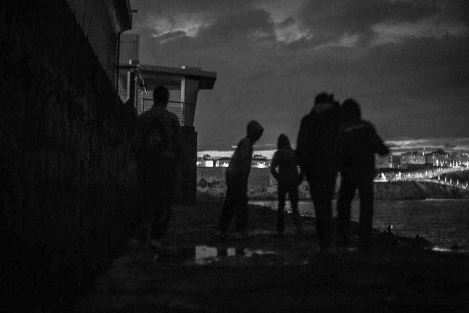 A group of Moroccan boys walk on the breakwater at Melilla´s harbor in 2014. (Photo: José Colón/MeMo for Yahoo News)