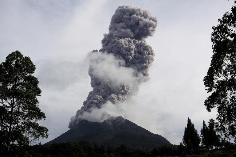 Sinabung volcano erupts and spews hot smoke in Karo on November 10, 2013