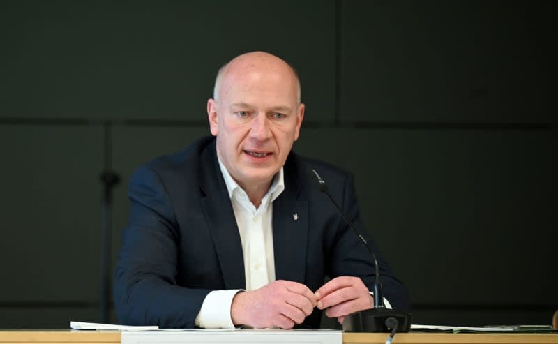 Berlin's Mayor Kai Wegner speaks at a press conference in the cafeteria of the Efeuweg campus. Alina Schmidt/dpa