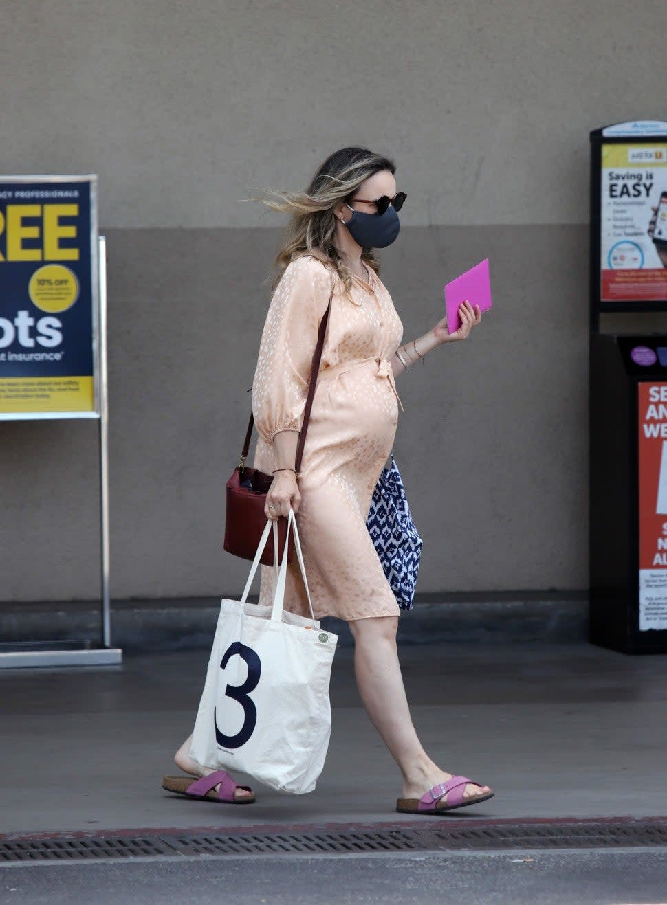 Rachel McAdams baby bump in LA in aug 2020