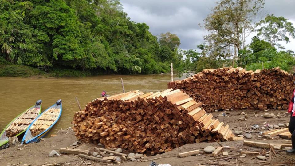 Balsa apilada en los márgenes del río Pastaza.