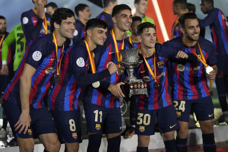 Supercampeón: los jugadores de Barcelona celebran tras ganar la final de la Supercopa de España a Real Madrid
