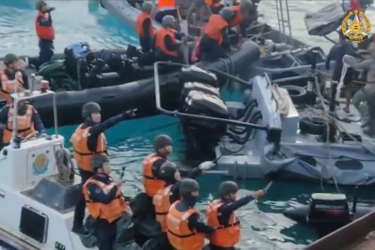 Miembros de la guardia costera china parecen empuñar armas blancas durante el incidente en un banco de arena del mar de China Meridional, una imagen tomada de un vídeo grabado el 17 de junio de 2024 y divulgado dos días después por el ejército filipino (.)