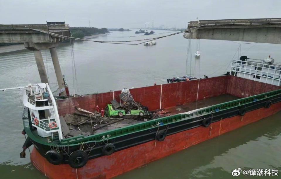 貨櫃輪撞上橋墩害橋面斷裂，釀5死3傷。（翻攝自微博@鋒潮科技）
