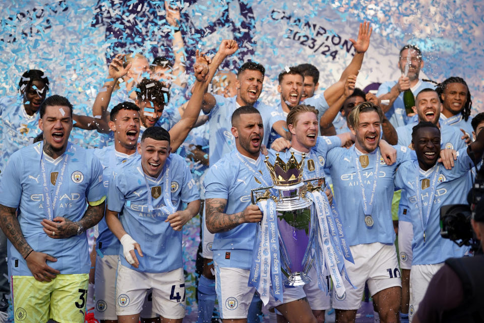 Kyle Walker del Manchester City alza el trofeo de campeones de la Liga Premier, el domingo 19 de mayo de 2024. (AP Foto/Dave Thompson)