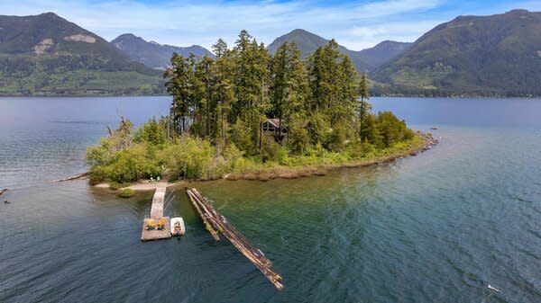 As perhaps expected, the 2.5-acre, off-grid island can only be accessed by boat, presenting a unique opportunity to reconnect with the surrounding nature.