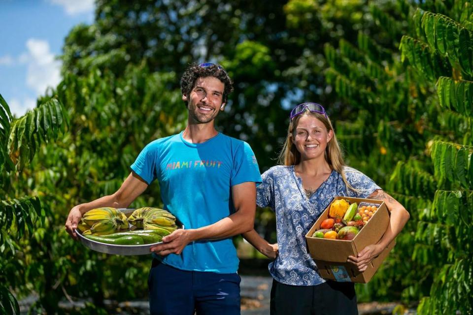 Rane Roatta, de 29 años, y Edelle Schlegel, de 25, fundadores de Miami Fruit, muestran algunas de las frutas tropicales que venden por internet desde su granja en Homestead.