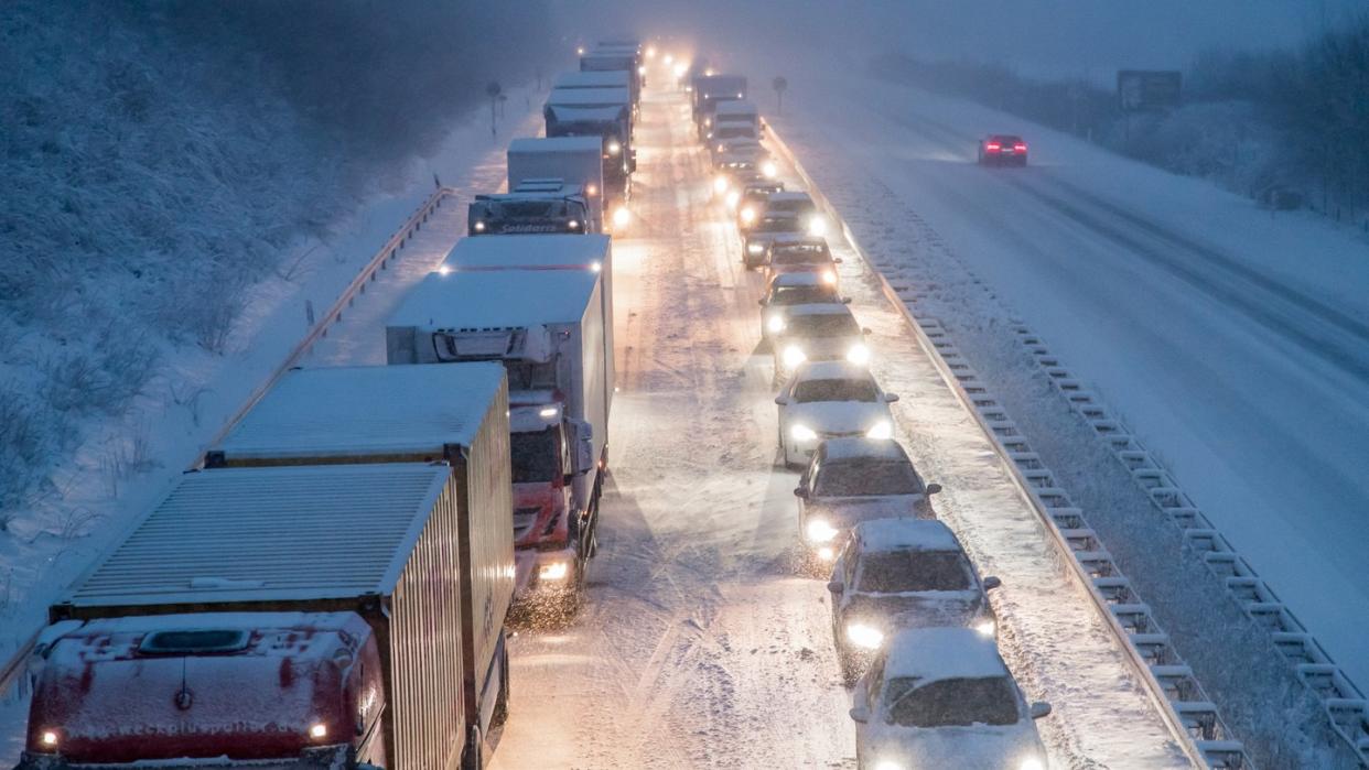 Autofahrer sollten sich im Winter immer mit einem vollen Tank auf den Weg machen. Denn durch Schneefall können jederzeit Staus auftreten. Foto: Andre März