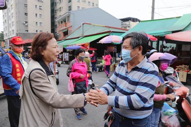 南投縣議員宋懷琳勤跑菜市場、夜市、社區據點等，爭取民眾支持，拚民調爭取立委提名。（宋懷琳提供／楊靜茹南投傳真）