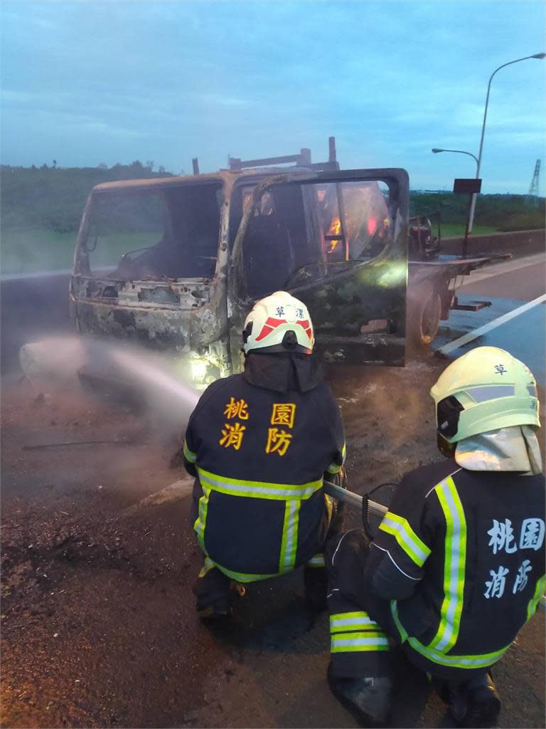 警消獲報後出動12名消防人員、4輛消防車前往搶救。（圖／民視新聞翻攝）