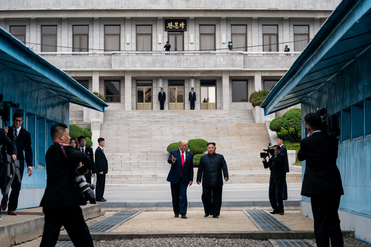 El presidente Donald Trump y el líder de Corea del Norte, Kim Jong-un, caminan del lado norcoreano de la zona desmilitarizada entre Corea del Norte y Corea del Sur, en Panmunjom, el 30 de junio de 2019. (Erin Schaff/The New York Times)