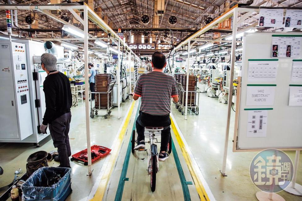 為節省人力，提升效能，全拓工業的廠房裡擺放十幾台電動腳踏車，減少移動的時間。