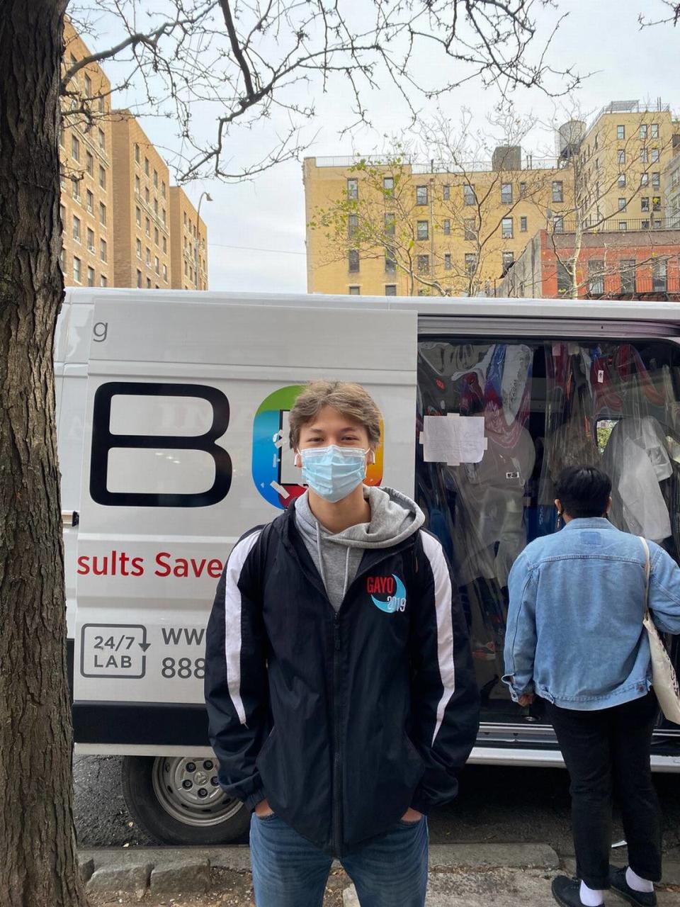 Theo Servedio, estudiante de segundo año en la Universidad Columbia, visita una camioneta móvil de pruebas de LabQ en la ciudad de Nueva York en diciembre de 2021. Planeaba asistir a una fiesta, pero con el aumento en los casos de covid, decidió hacerse la prueba.