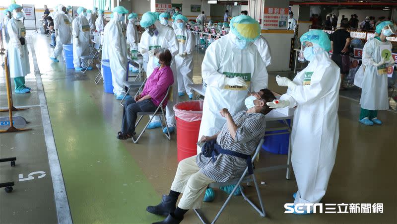 阿根廷一名女子做PCR檢測，結果感染變成一個鼻孔。（示意圖／記者邱榮吉攝影）