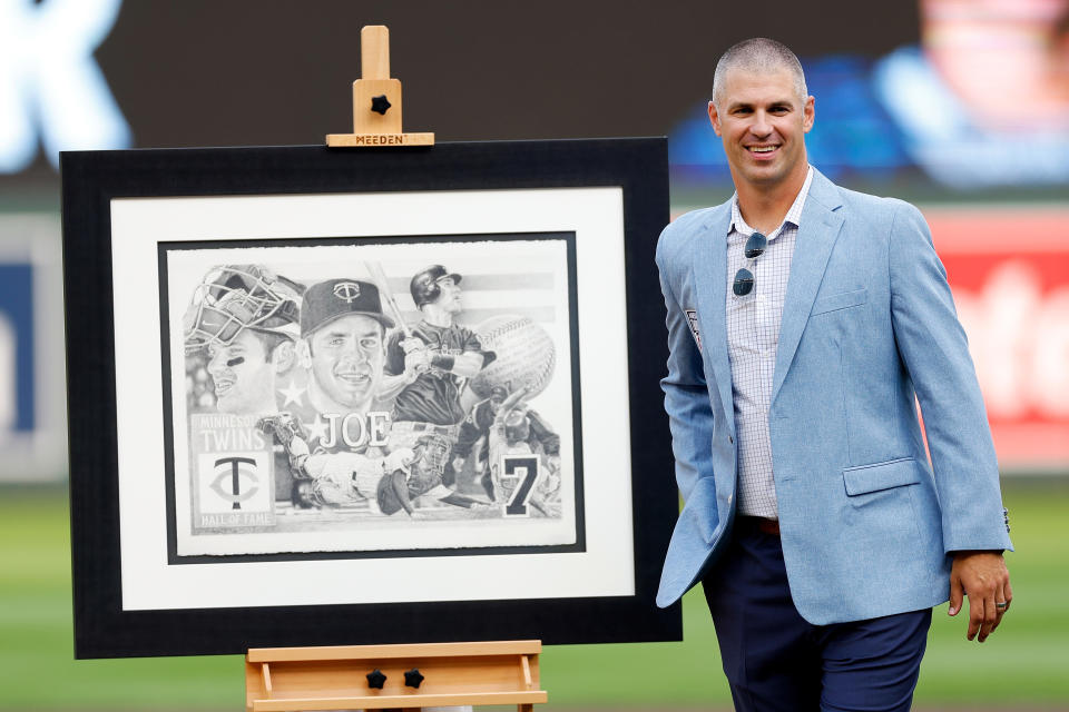 雙城球團也送上Joe Mauer的畫像作為禮物。（MLB Photo by David Berding/Getty Images）