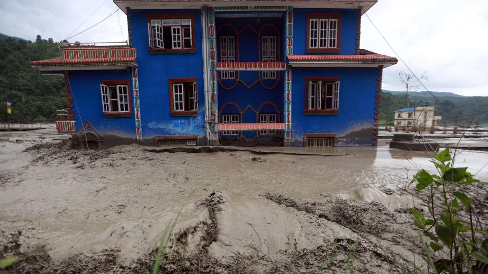 Ein teilweise überschwemmtes Haus in  Sindhupalchok, Nepal.