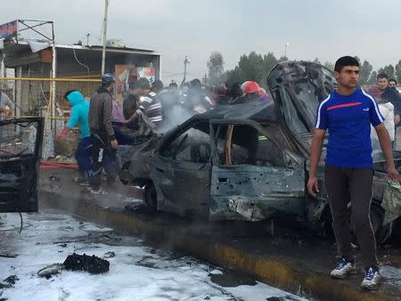 <p>Un coche cargado con explosivos estalló el jueves en el sur de Bagdad, en un ataque que causó la muerte de al menos 48 personas y dejó 55 heridos, dijeron fuentes médicas y de seguridad de Irak. en la imagen, fuerzas de seguridad iraquíes y personas junto al lugar de la explosión de un coche bomba en Ciudad Sadr, Bagdad. (REUTERS/Stringer) </p>