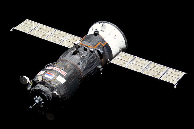 La nave de reabastecimiento Progress 72 de Rusia acercándose al compartimiento de acoplamiento Pirs de la Estación Espacial Internacional con 3,7 toneladas de alimentos, combustible y suministros para la tripulación de la Expedición 59