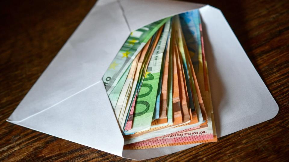 1364 Euro Bargeld horten die Deutschen im Schnitt zu Hause oder in Bankschließfächern.