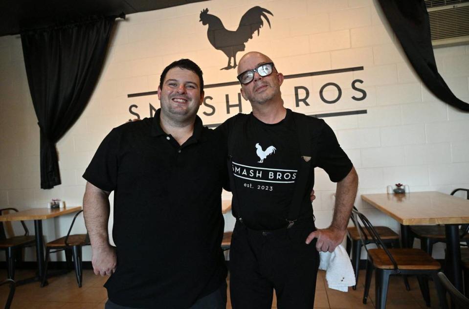 Los chefs Jonathan Avilés, a la izquierda, y Matthew Simons, a la derecha, abrieron Smash Bros Bistro en Fresno Street y Bullard Avenue, sirviendo comida que va más allá de las simples smashburgers.