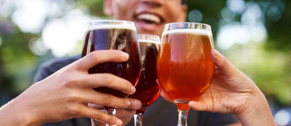 La consommation de bière est souvent accompagnée d’aliments gras comme des chips ou des frites.  - Credit:Ezequiel Sambresqui/PhotoAlto via AFP