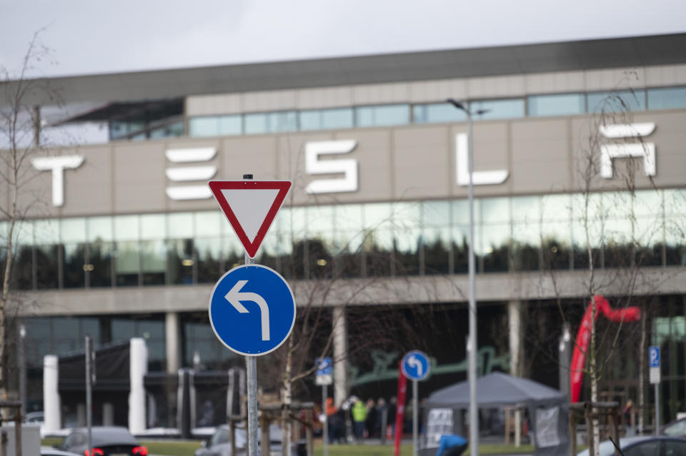 Nach dem Brandanschlag auf die Stromversorgung des Elektroauto-Konzerns Tesla hat die Bundesanwaltschaft die Ermittlungen übernommen (Bild: Christophe Gateau/dpa)