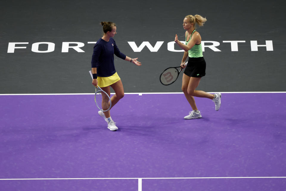 Barbora Krejcikova, izquierda, y Katerina Siniakova, de República Checa, celebran después de ganar contra Lyudmyla Kichenok, de Ucrania, y Jelena Ostapenko, de Latvia, en las semifinales de dobles de las Finales de WTA, en el torneo de tenis, en Fort Worth, Texas, el domingo 6 de noviembre de 2022. (AP Foto/Ron Jenkins)