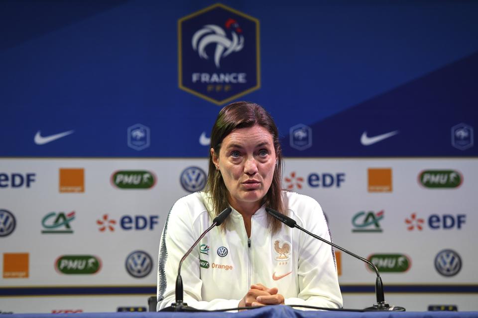 Die Französin hat einen harten Weg gewählt, schlägt sich allerdings ausgezeichnet. Sie begann ihre Karriere als Trainerin im Frauen-Fußball, wechselte aber 2014 zu Clermont Foot. In 130 Spielen scheuchte sie die Herren des Klubs über den Rasen und verbuchte einen Punkteschnitt von 1,40. Inzwischen ist sie Auswahltrainerin Frankreichs, das allerdings wieder bei den Frauen.