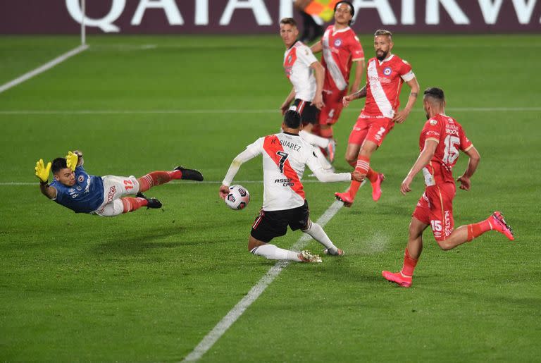 Matías Suárez anota el gol de River en el partido de ida