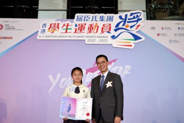 文化體育及旅遊局局長楊潤雄GBS, JP表揚傑出學生運動員，鼓勵他們積極參與體育運動。