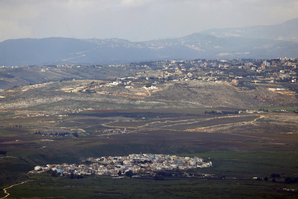 真主黨12日發表聲明，上午針對戈蘭高地（Golan Heights）以色列占領區的兩座軍事基地，發射「逾100枚卡幽沙式（Katyusha）火箭」，報復以軍昨天空襲黎巴嫩東部造成一死。圖為戈蘭高地的蓋傑爾村。（AFP/Getty Images）
