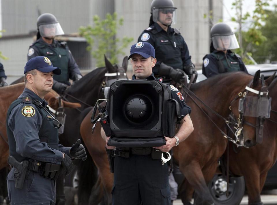 加拿大多倫多警方配備綽號「音波大砲」的X100揚聲裝置用來嚇阻和驅散街頭示威民眾。（東方IC）