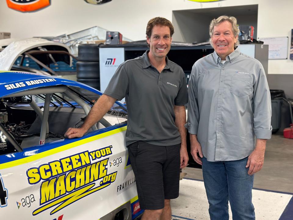Scott Lagasse Jr. (izquierda) y su padre están preparando autos de carreras y corredores en su taller de carreras de St. Augustine.