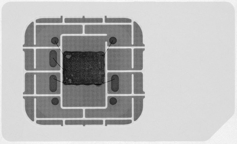 <span class="caption">Une carte SIM vue aux rayons X.</span> <span class="attribution"><a class="link " href="https://commons.wikimedia.org/wiki/File:SIM-Card_X-ray_contrast.jpg" rel="nofollow noopener" target="_blank" data-ylk="slk:Joerns/Wikimedia;elm:context_link;itc:0;sec:content-canvas">Joerns/Wikimedia</a>, <a class="link " href="http://creativecommons.org/licenses/by-sa/4.0/" rel="nofollow noopener" target="_blank" data-ylk="slk:CC BY-SA;elm:context_link;itc:0;sec:content-canvas">CC BY-SA</a></span>