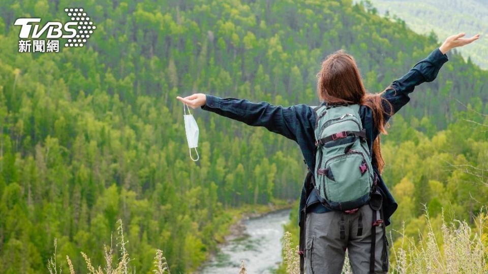 台灣「上山下海」口罩規定鬆綁。（示意圖／shutterstock達志影像）