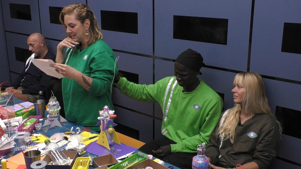 Beim Vorlesen der Briefe ans Universum fließen bei Paco Steinbeck (links), Danni Büchner (zweite von links) und Papis Loveday (dritter von links) die Tränen. (Bild: SAT.1)