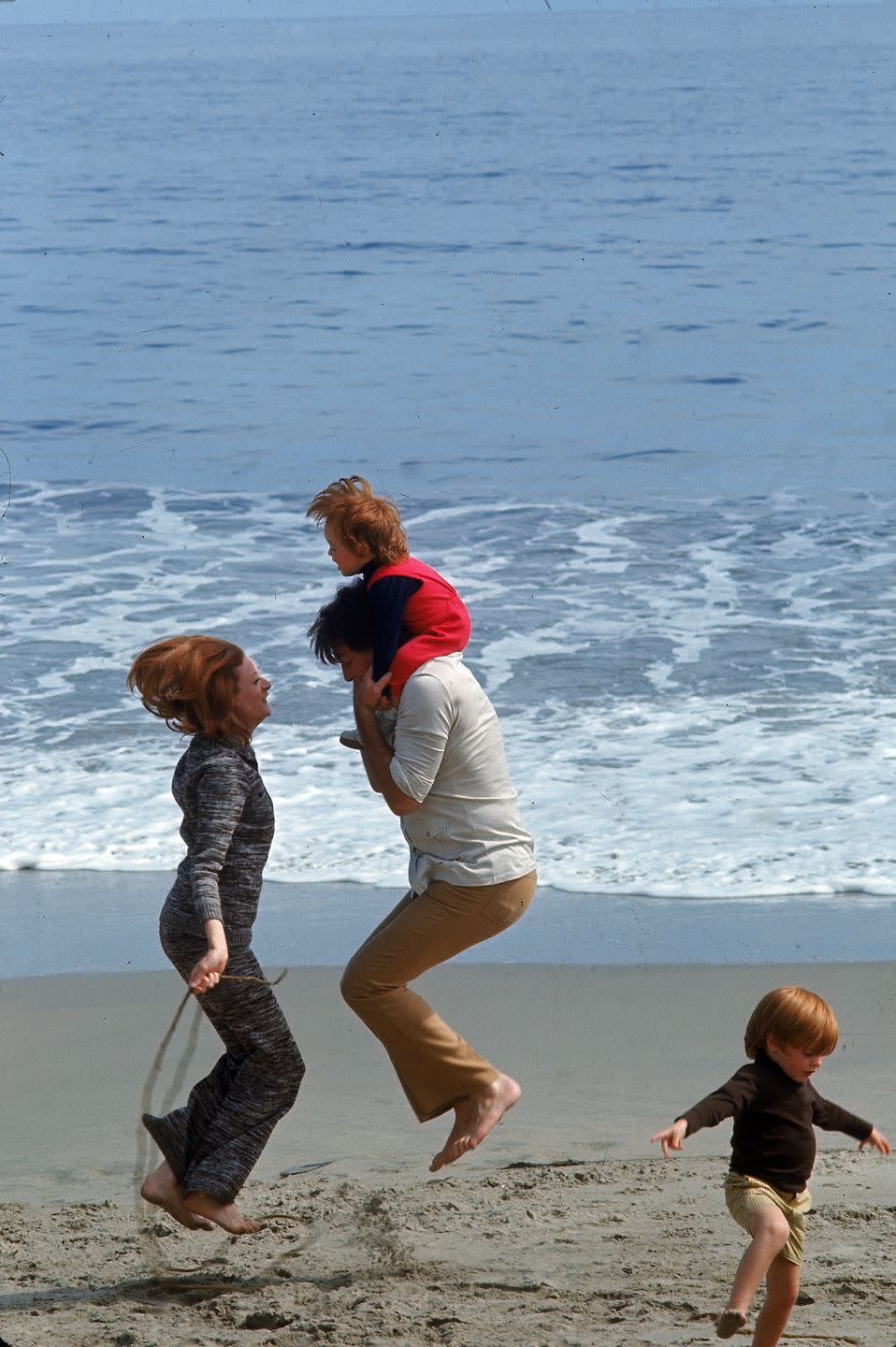 <p>Maggie Smith and her husband Robert Stephens play jumprope with their sons near Malibu in May 1971.</p>