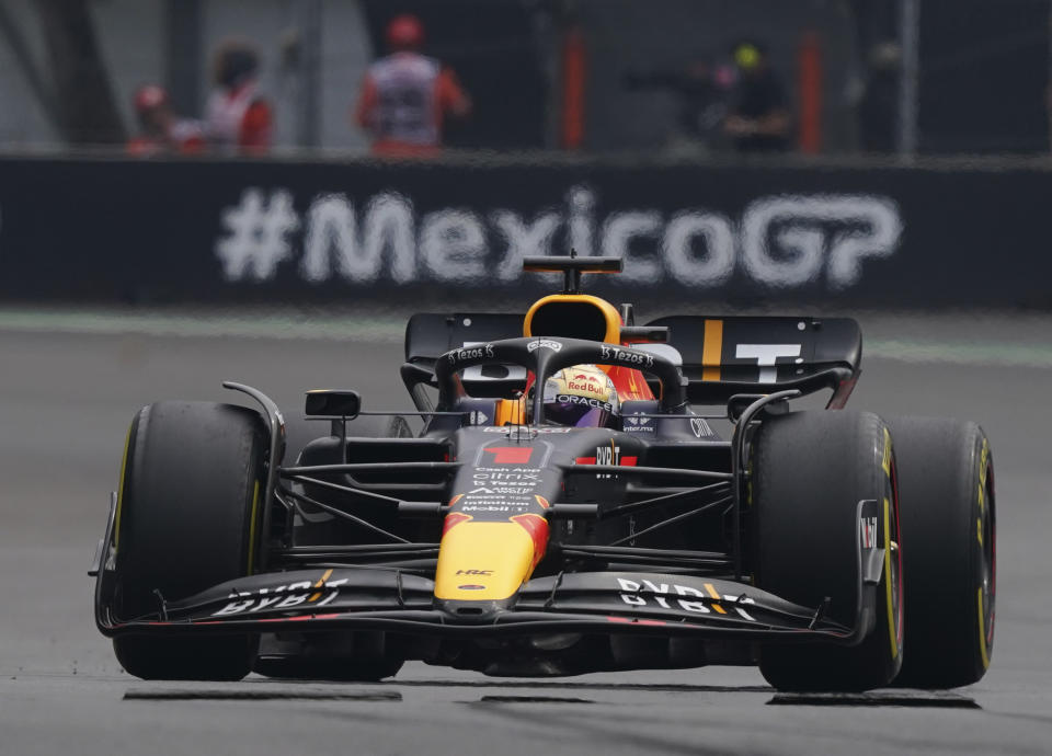 El piloto holandés Max Verstappen, de Red Bull, conduce en el Gran Premio de México de la Fórmula Uno, en el Autódromo Hermanos Rodríguez en Ciudad de México, el domingo 30 de octubre de 2022. (AP Foto/Fernando Llano)