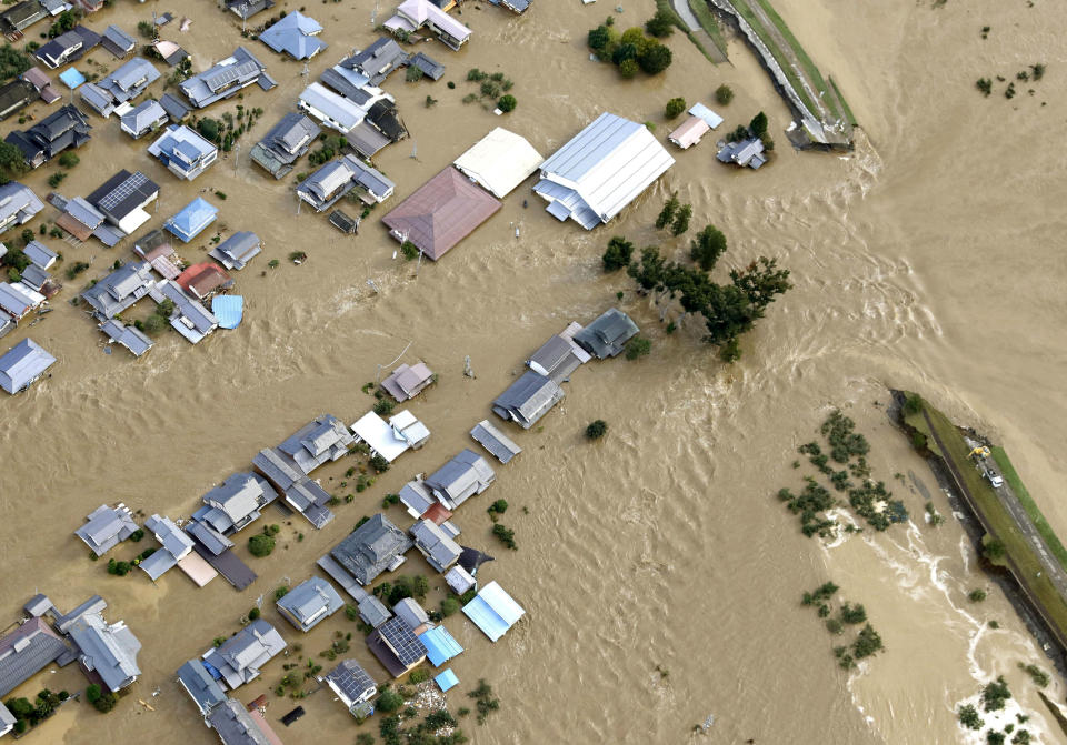 颱風哈吉貝挾大雨襲日，長野縣內的千曲川堤防潰決，大水灌入住宅區。（圖／美聯社）Residential area is seen in muddy waters after an embankment of the Chikuma River broke because of Typhoon Hagibis, in Nagano, central Japan, Sunday, Oct. 13, 2019. Rescue efforts for people stranded in flooded areas are in full force after a powerful typhoon dashed heavy rainfall and winds through a widespread area of Japan, including Tokyo.(Yohei Kanasashi/Kyodo News via AP)