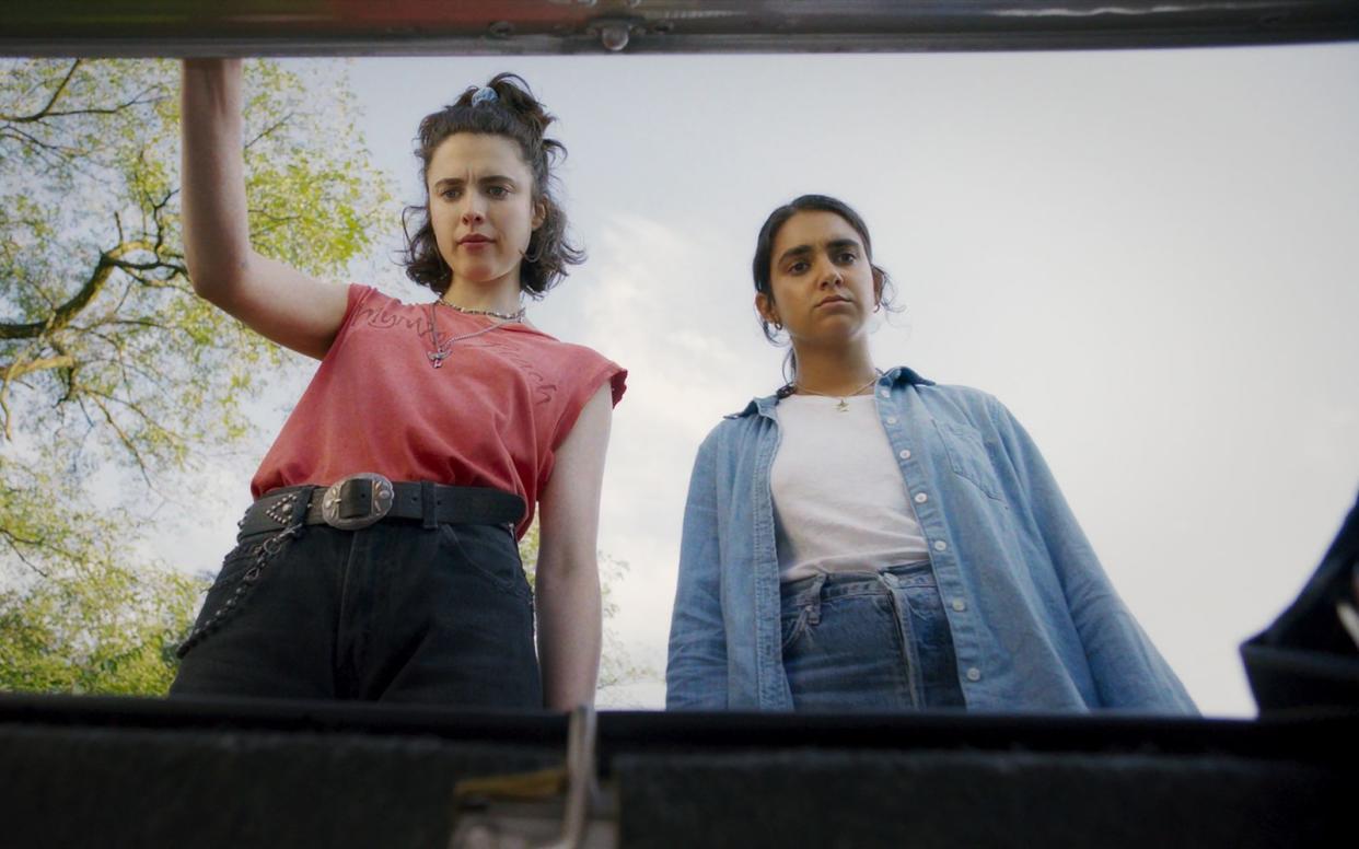 Jamie (Margaret Qualley, links) und Marian (Geraldine Viswanatha) begeben sich in "Drive-Away Dolls" auf einen Roadtrip mit vielen Hindernissen.  (Bild: 2023 Focus Features. LLC./Working Title/Universal Pictures)