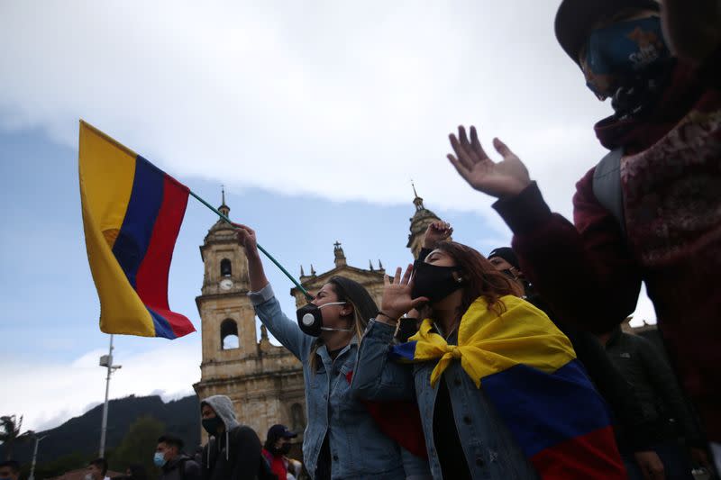 Estudiantes y trabajadores participan en una jornada de protesta contra la política económica y social del Gobierno colombiano y contra la violencia policial en la Plaza de Bolívar de Bogotá