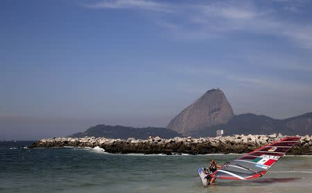 Mexico's Nicole Level prepares her windsurfing board before the women's RS-X sailing class during the first test event for the Rio 2016 Olympic Games at the Guanabara Bay in Rio de Janeiro August 3, 2014. REUTERS/Sergio Moraes