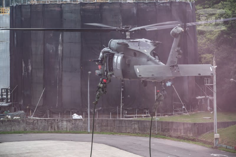<cite>漢光39號演習，5UH-60M直升機空中繩降假敵兵力。（總統府提供）</cite>